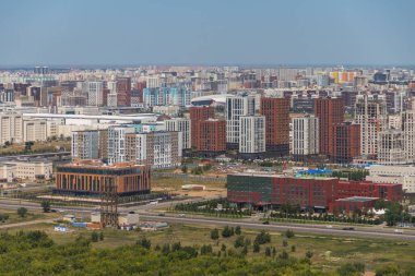 Astana, Kazakistan (Kazakistan), 20 Temmuz 2025 - Astana 'daki modern konut ve ofis binaları. Şehrin panoramik manzarası yukarıdan, yeni bölgenin mimarisi.