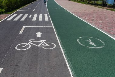 Modern bisiklet yolu ve üzerinde işaretler olan yaya alanı. Kentsel çevrede etkin bir yaşam tarzı ve güvenlik için altyapı.
