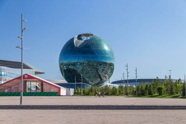 Astana, Kazakistan (Kazakistan), 21 jule 2025 - Nur-Alem Küresi, Uluslararası Yapay Zeka Merkezi Astana 'da bir fütüristik bina. EXPO-2017 'nin merkezi pavyonu.