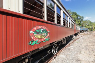 Kuranda, Avustralya-8 Ekim 2018: The Kuranda Scenic Railway, 1891 yılında inşa edilen Cairns to Kuranda hattı boyunca faaliyet gösteren turizm servisidir. Arabalar orijinal olarak restore edildi..