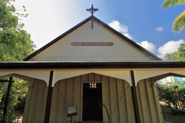 1915 'te Coondoo Caddesi' nde Aziz Saviour 'un Anglikan Kilisesi' nin ahşap önü. Kapısı açık. Nave 'in altındaki vitraylı, sivri uçlu pencerelerini gösteriyor. Kuranda-Queensland-Avustralya.