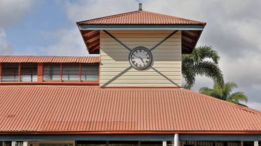 Centenary Park 'taki miras tarzı bir binanın tepesindeki saat kulesinde aralarında umumi telefon ve umumi tuvalet bloğunun da bulunduğu birkaç tesis bulunuyor. Kuranda-Queensland-Avustralya.