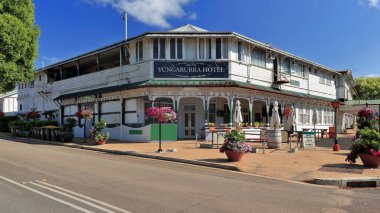 Yungaburra, Avustralya-9 Ekim 2018: AD 1910, kereste yapımı Yungaburra Hotel, 1890 'dan 1915' e kadar yaygın olan Federasyon mimari tarzının güzel bir örneğidir. Queensland.