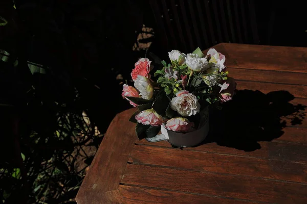 Ramo Rosas Artificiales Blancas Rosadas Junto Con Hojas Verdes Tallos —  Fotos de Stock