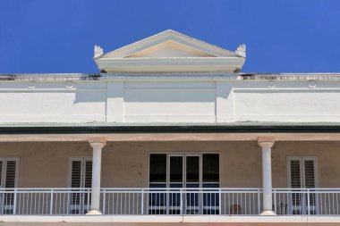 Simetrik cephe-AD 1930 Edith Caddesi düz korkuluk ve merkezi Tuscan sütunları ile beton Art Deco binasını güçlendirdi. Innisfa- Queensland-Avustralya.