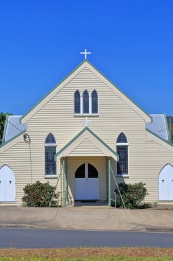 MS 1929 'un ön cephesi, Rankin Caddesi' ndeki klasik Gotik diriliş tarzı Saint Alban 's Anglikan Kilisesi' nin vitray pencereli verandalı verandası. InnisFaul-QLD-AUS