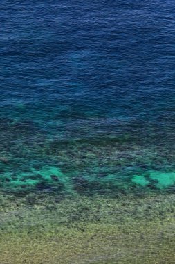 Cairns 'in yaklaşık 60 km kuzeydoğusunda bulunan Mercan Denizi' ndeki Büyük Set Resifi 'nin sığ sularının altındaki Dil Resifi' nin kuzeydoğusundaki hava manzarası. Queensland-Avustralya.