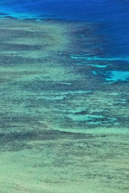 Mercan Denizi 'ndeki Büyük Set Resifi' nin yüzeysel sularının altındaki Opal Resifi 'nin kuzeybatı-iç tarafının havadan görünüşü Cairns' in yaklaşık 65 km kuzeydoğusunda yer almaktadır. Queensland-Avustralya.