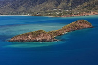 Djabugay yerli halkı için Double Island - Wangal Djungay 'ın anakara kıyısının yanında ve Palm Cove köyünün 1,5 km batısındaki Büyük Set Resifi' nin içinde. Queensland-Avustralya