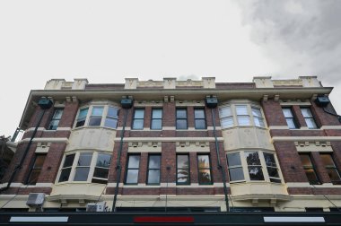 Federasyon tarzı ve Art-Deco unsurlarından oluşan kahverengi tuğlalı simetrik yapı Corso yaya alışveriş merkezinin batı ucunda yer alıyor. Erkeksi banliyö-Sydney-NSW-Avustralya.