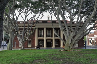 Corso, Gilbert ve Belgrave caddelerinin kesiştiği yerde Manly Belediye Meclisi 'nin 1937' den itibaren Mısır Diriliş Sütunları binası ile savaş arası klasik tarzda soyulmuş. Sydney-NSW-Avustralya.