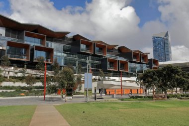 Tumbalong Parkı 'na bakan modern binalar Darling Harbour eğlence bölgesinde şehir deresi olarak kullanılan yerel yapraklar kullanılarak tasarlandı. Sydney-NSW-Avustralya.