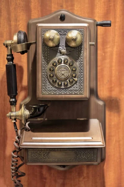Replica Ad1907 Paramount Antique Classic Wooden Wall Mounted Landline Phone — Stock Photo, Image