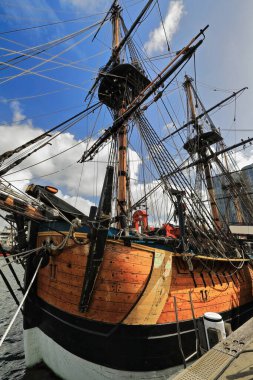 Replica, Avustralya Ulusal Denizcilik Müzesi 'nin dışındaki rıhtımda sergilenen ve müze gemisi olarak tutulan tarihi bir XVIII. Darling Harbour-Sydney-NSW-Avustralya