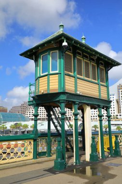 1902 'nin ortalarında kontrol kabini açıldı, miras listesi 369 mm. uzunluğunda, Cockle Bay, Darling Harbour' daki Pyrmont Köprüsü 'nde salıncak, 1981' den beri sadece bisikletçiler ve yayalar için. Sydney-NSW-Avustralya.