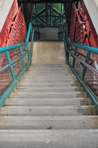 Dois Voos Escadas Concreto Com Trilhos Verdes Descendo Extremidade Oriental — Fotografia de Stock