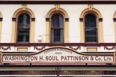 Miras listesindeki Soul Pattinson binasının ön yüzü MS 1886 'dan kalma. Binanın girişinde dükkan sahibinin isminin yazılı olduğu tabela var. Sydney-NSW-Avustralya.