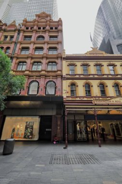 Pitt Street Mall 'a bakan cepheler: 1886' da miras listesindeki Soul Pattinson binası, asılmış tenteli ve camlı tenteli olan Glasshouse binasının eski bölümü. Sydney-NSW-Avustralya.