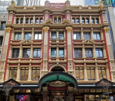 Sydney, Avustralya-16 Ekim 2018: George Street 'in The Strand Arcade' e girişi, Pitt Street Mall ile George Street arasındaki Central Business District 'te Victoria tarzı bir perakende atölyesi..