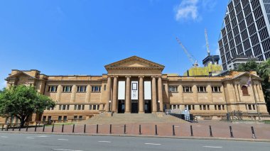 MS 1910 'un kuzeyindeki kumtaşı cephesine bakan Mitchell Wing of the Public, State Library of New South Wales' i Shakespeare Place 'in üzerine inşa etti. Sydney-NSW-Avustralya.