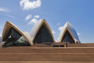 Sydney, Avustralya-16 Ekim 2018: Opera Binası, liman kıyısındaki çok katlı bir sahne sanatları merkezidir. Burada Dük ve Düşes Sussex 'in ziyareti yüzünden insanlardan yoksun olduğunu görüyoruz..