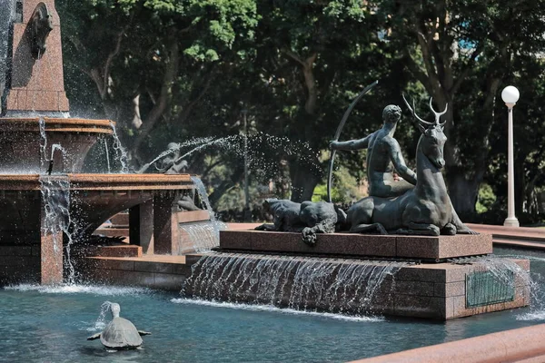 Archibald纪念喷泉 Archibald Memorial Fountain 由Francois Leon Sicard于1932年安放在海德公园 雕塑小组描绘坐在猎人Actaeon上的黛安娜女神变成了一只鹿 新南威尔士州 澳大利亚 — 图库照片