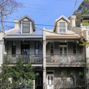 Viktorya dönemi Filigran tarzı teras evlerinin cephelerinde barcom caddesi, Darlinghurst banliyösünde karmaşık dokulu dantelli demir perdelerle süslenmiş verandalar bulunuyor. Sydney-NSW-Avustralya