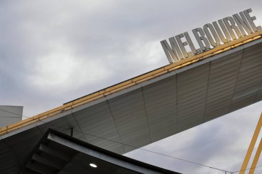 MELBOURNE ismi, Yarra Nehri 'nin kıyısında yer alan Southbank banliyösünde bulunan ve uzun bir barakaya benzeyen iki sarı çubuk tarafından desteklenen önde gelen bir metal bıçağın tepesinde yer alıyor. Melbourne-VIC-Avustralya