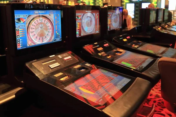 ディーラーが賭けをするためにボールと数字を回転させるためにホイール付きのカラフルなタッチスクリーンを表示するカジノの電子ルーレットテーブルの行 メルボルン Vic Australia — ストック写真