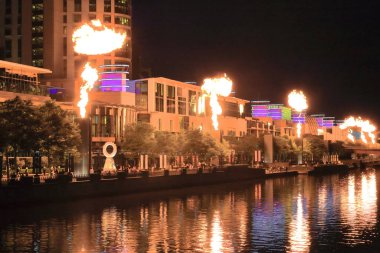 Bilgisayar kontrollü ateş topları -gaz tugayları- gece vakti Yarra Nehri 'nin sol kıyısı boyunca uzanan Southbank banliyösündeki 10 metre yüksekliğindeki kulelerden salınıyor. Melbourne-VIC-Avustralya.