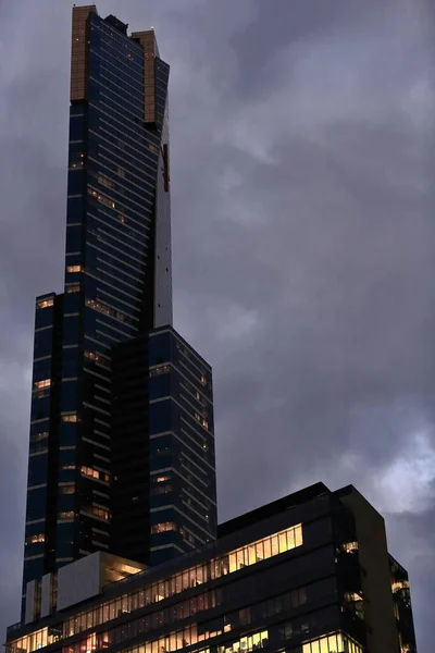 Λυκόφως Άποψη Του Ουρανοξύστη Ουρανοξύστη Και Κτίριο Γραφείων Στο Προάστιο — Φωτογραφία Αρχείου