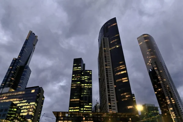 Widok Zmierzchu Wież Mieszkalnych Wysokich Biurowców Budynków Hotelowych Przedmieściach Southbank — Zdjęcie stockowe