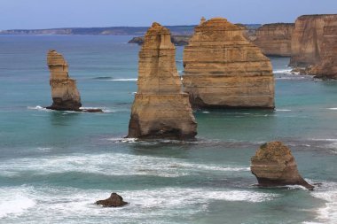 Batıya bakan bakış açısına göre, 12 Havari kaya yığını Port Campbell Kireçtaşı biriminden aşınarak Orta Çağ 'dan kalma. Corangamite Shire-VIC-Avustralya