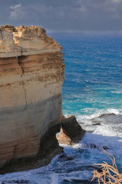 Razorback Gözcü-Jeoloji Gölü 'nün etrafından güneybatıdaki Razorback kireçtaşı yığınına doğru Tom ve Eva formasyonunun doğusundaki bir koyda güneye doğru bir yürüyüş. Victoria-Avustralya.