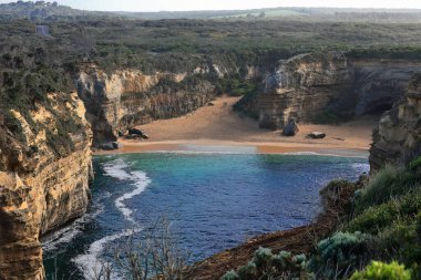 Kuzeydoğuya doğru, Ard Gölü 'ne ve Büyük Okyanus Yolu boyunca Viktorya kıyılarına sakin bir sabahta, Batık Yürüyüşü' nden Ada Kemeri Gözcüsü 'ne. Port Campbell NP-Avustralya.