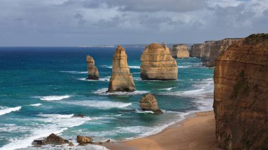 Castlerock 'un bakış açısından batıya bakan 12 Havari kaya yığını Port Campbell Kireçtaşı biriminden aşınarak Orta Çağ' a ait. Corangamite Shire-VIC-Avustralya.