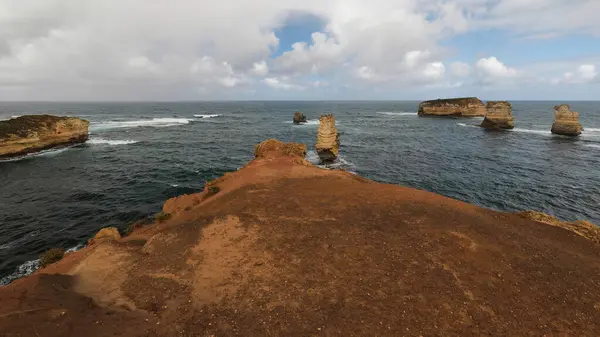 南側から南側の眺望エリアから 島湾の海底と岩石の島々まで グレートシップ石灰岩の柱が左側にあります ピーターバラ ヴィクトリア オーストラリア — ストック写真