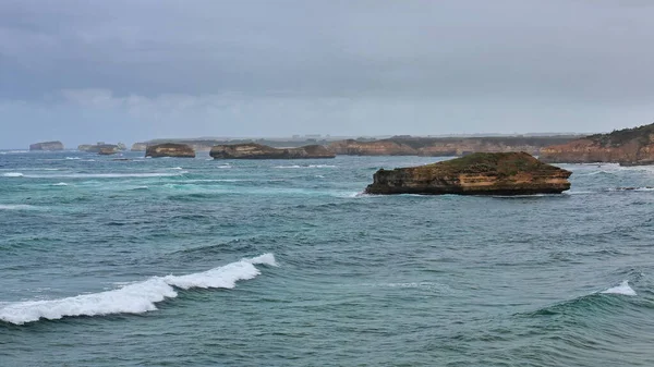 南西北東部のビーチの真ん中にあるマルティーズ湾の南東端にある海岸のスタックは 曇った雨の朝にシップレック海岸グレートオーシャンロード沿いに端を発する Vic オーストラリア — ストック写真