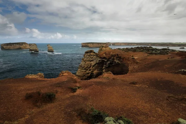 波打ちの岩の積み重ねと湾の沿岸公園の柱 ピーターバラ オーストラリア 840 — ストック写真