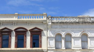 M.S. 1876-77 yılları arasında Victoria döneminden kalma iki katlı ticari teraslar üst katta evler, zemin katta dükkanlar, Liebig St.East Side, Heritage Commercial Precinct. Warrnambool-VIC-Avustralya.