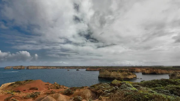 北西の景色は 最北端から波打ちの海岸まで 島湾の岩石は部分的に曇った春の朝にあります ピーターバラ ヴィクトリア オーストラリア — ストック写真