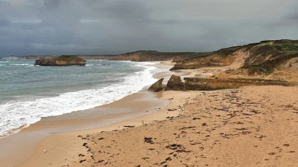 南西北東部のビーチの真ん中にあるマルティーズ湾の南東端にある海岸のスタックは 曇った雨の朝にシップレック海岸グレートオーシャンロード沿いに端を発する Vic オーストラリア — ストック写真
