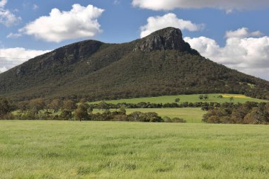 Grampians Dağları veya Gariwerd 'deki Sturgeon Dağı veya Wurgarri Dağı' nın 582 m. yüksekliğindeki ana zirvesi Dunkeld kasabasının batısındaki B160 Road-Glenelg Otoyolu 'nun güneyinden kuzeye doğru görülmektedir. Victoria-Avustralya.
