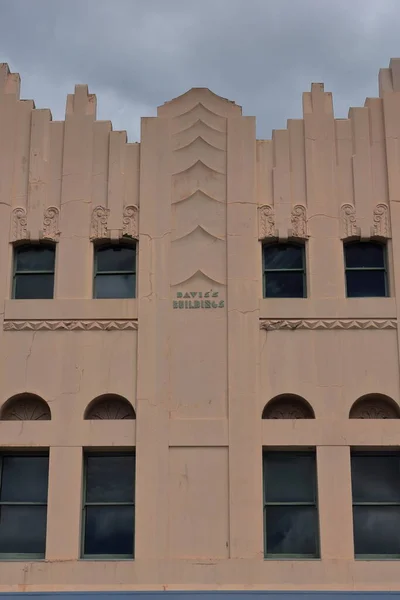 澳大利亚巴拉拉特 2018年10月21日 公元1935年左右的装饰艺术风格戴维斯的建筑立面是一个保存完好的两战时期建筑的例子 它保持了原始的淡绿色文字 — 图库照片