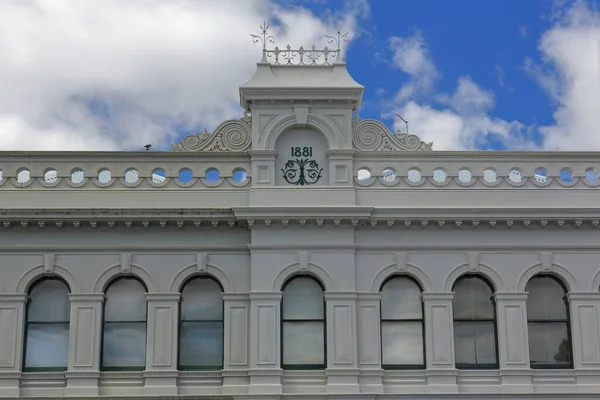 Renesansowy Budynek Wznoszący 1881 Roku Okrągłymi Łukowymi Oknami Skrzydeł Parapetem — Zdjęcie stockowe