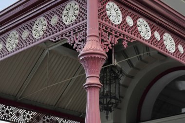 Craig 's Royal Hotel, M.S. 1862 yılında klasik İtalyan tarzı Lydiard Caddesi' nde inşa edilmiş ve 1901 yılında ince direkler üzerine inşa edilmiş dökme demir bir verandaya sahip bir oteldir. Ballarat-VIC-Avustralya.