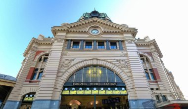1909 'da Edwardian tarzında Flinders ve Swanston caddelerinin köşesinde bulunan Flinders Caddesi Tren İstasyonu binası. Kubbesi, kemerli girişi ve saatleri var. Melbourne-VIC-Avustralya.