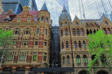 Melbourne, Avustralya-22 Ekim 2018: Rialto ve Winfield binaları, Collins Caddesi, 1890-1891 yılları arasında benzer yükseklik genişliğine sahip ve Viktorya döneminden kalma önemli bir sokak manzarası oluşturmaktadırlar..