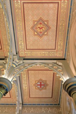 Melbourne, Avustralya-22 Ekim 2018: Gotik ANZ Bank 'ın içindeki Bankacılık Salonu' nda, süslü arma kürkleri taşıyan kalkanlarla boyanmış altın yapraklı tavanları tutan büyük sütunlar yer alıyor..