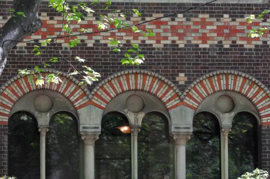 1866 'da Lombard Romanesque diriliş stili St.Michael' s Coniting Church 'ün Collins Street N tarafında inşa edilen polikrom tuğla ön cephesinde yuvarlak-kemerli, iki ışıklı pencereler. Melbourne-VIC-Avustralya.